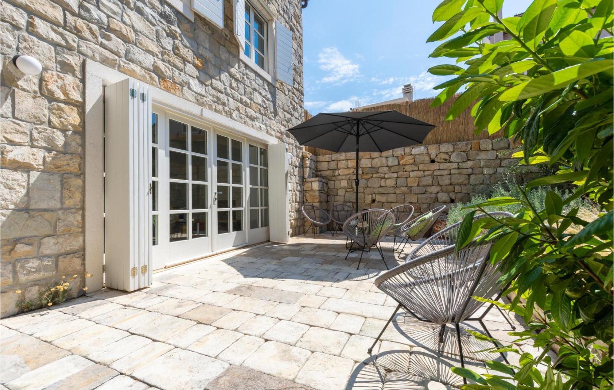 Stunning Home In Split With Outdoor Swimming Pool Екстер'єр фото